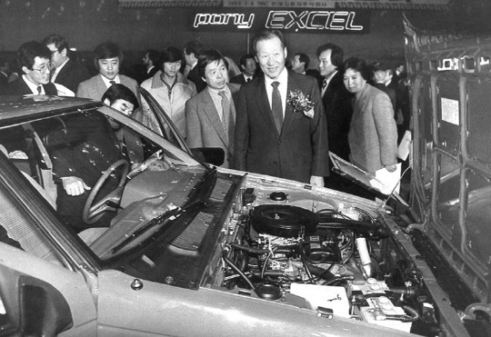 1985년 포니 엑셀 신차 발표회장에서 정주영(가운데) 현대그룹 명예회장. <출처= 아산기념관 홈페이지>